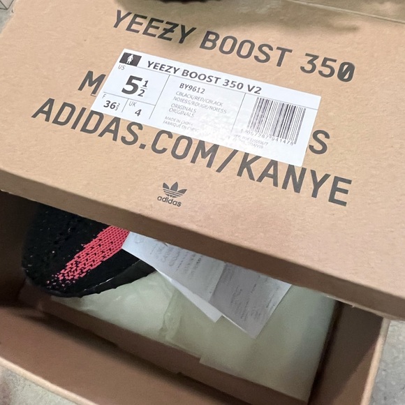 Yeezy Boost - Picture 2 of 4